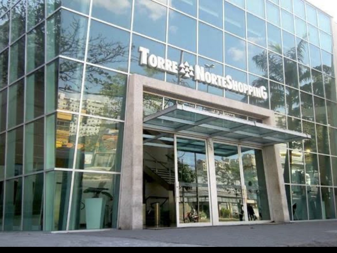 Fachada da Torre do Norte Shopping, onde fica o consultório