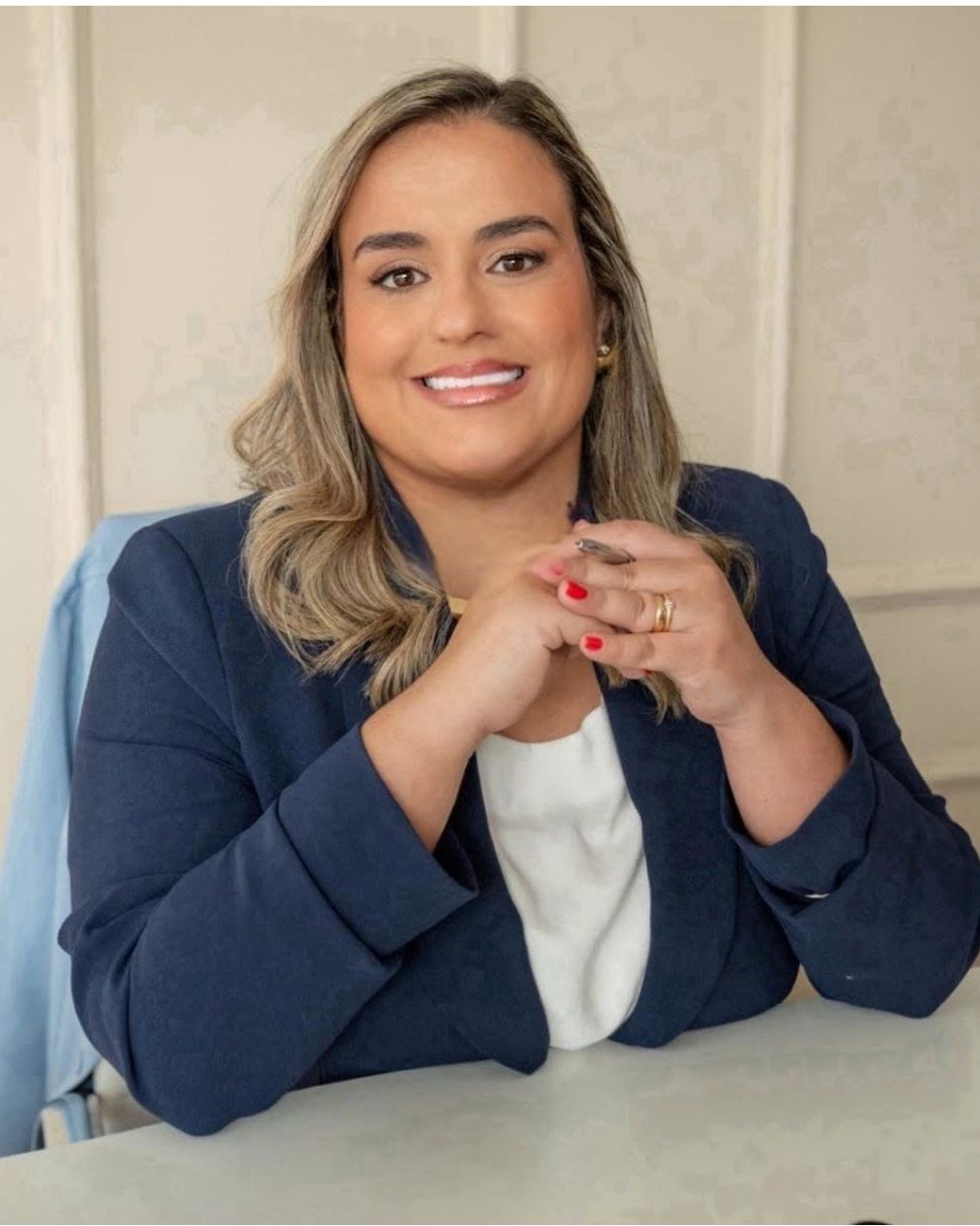 Dra. Júlia Cruz em seu consultório